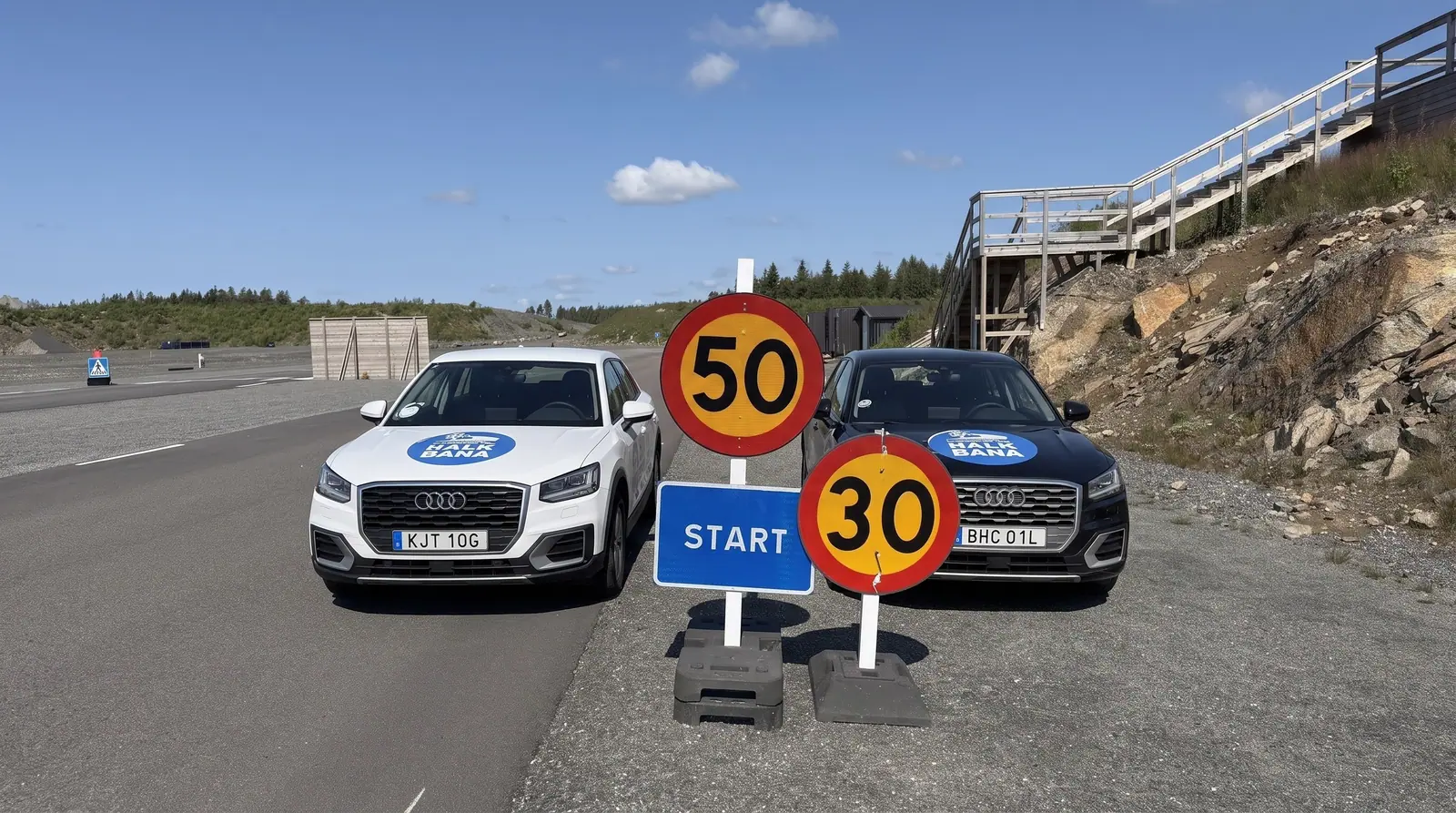 Illustration: två utbildningsbilar vid startskylten på Landvetter Halkbana