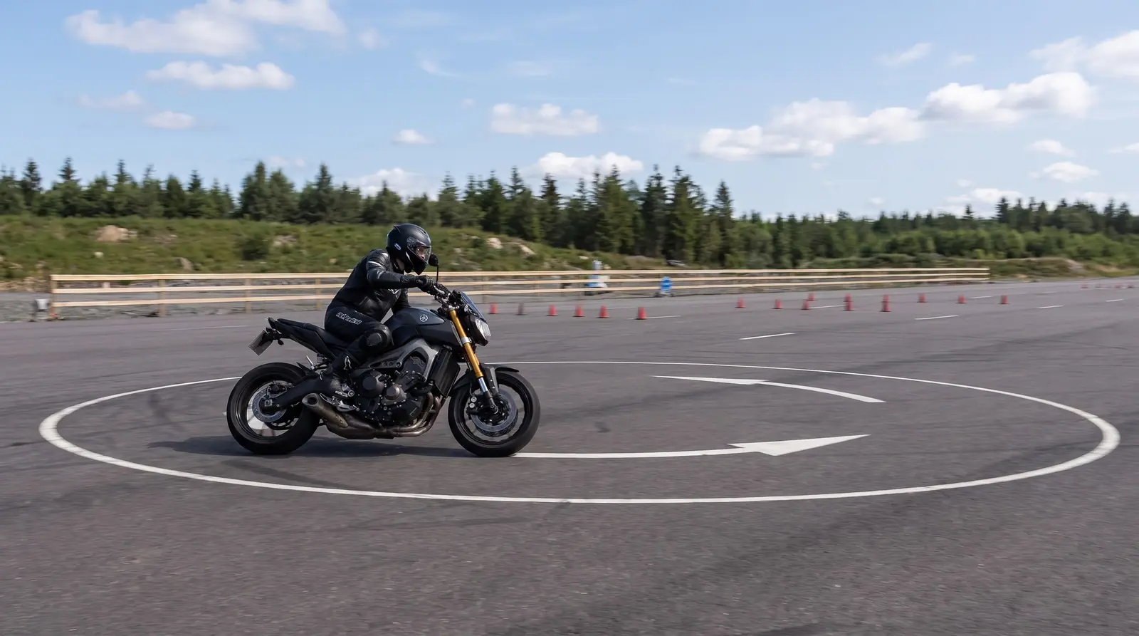 Illustration: motorcyklist kör på cirkeln på halkbanan