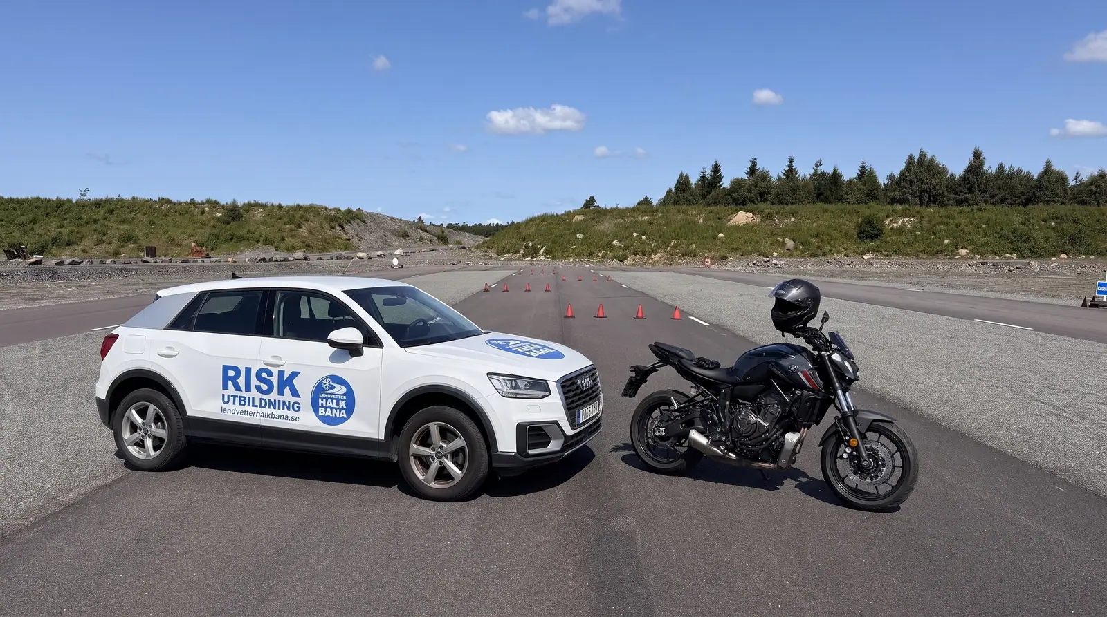Illustration: training car and motorcycle on the track in Landvetter