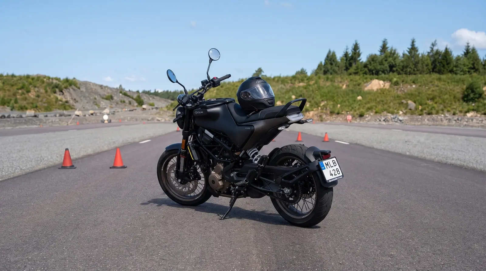 Illustration: motorcykel med hjälmen på sadeln på Landvetter Halkbana
