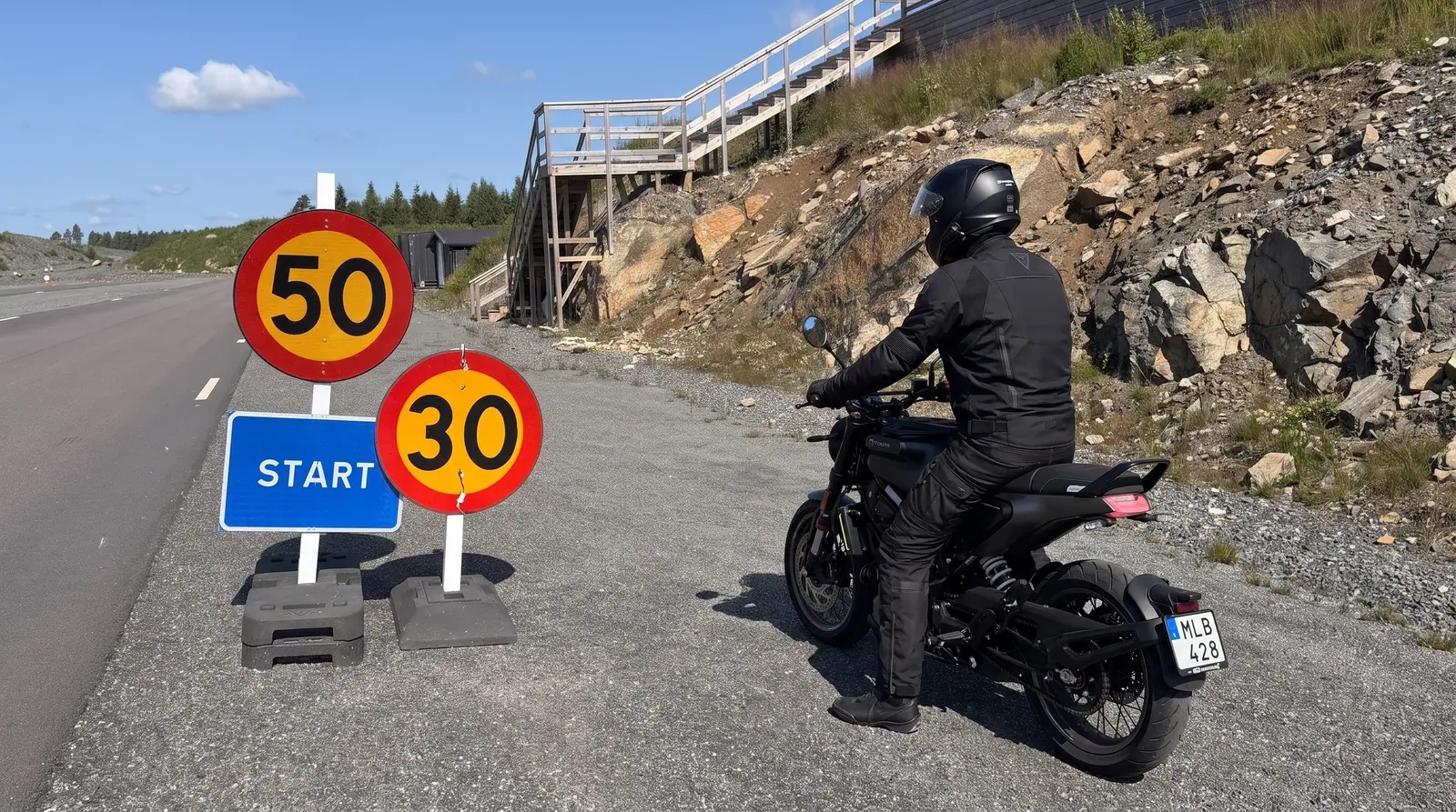 Illustration: motorcyklist vid startskylten på halkbanan