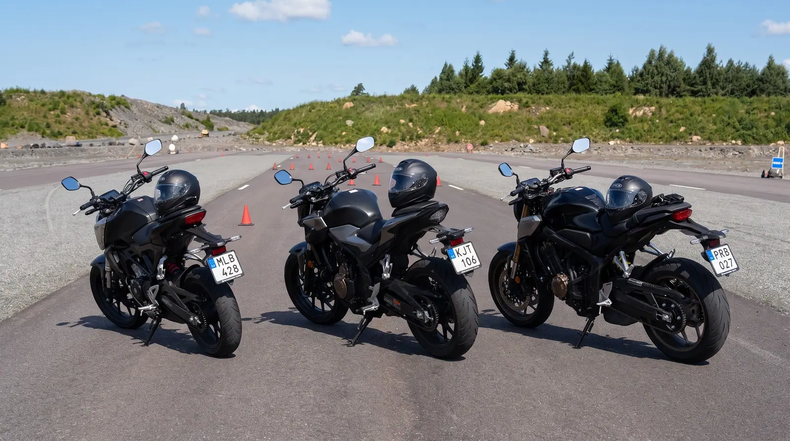 Illustration: tre motorcyklar i olika storlekar parkerade vid banan
