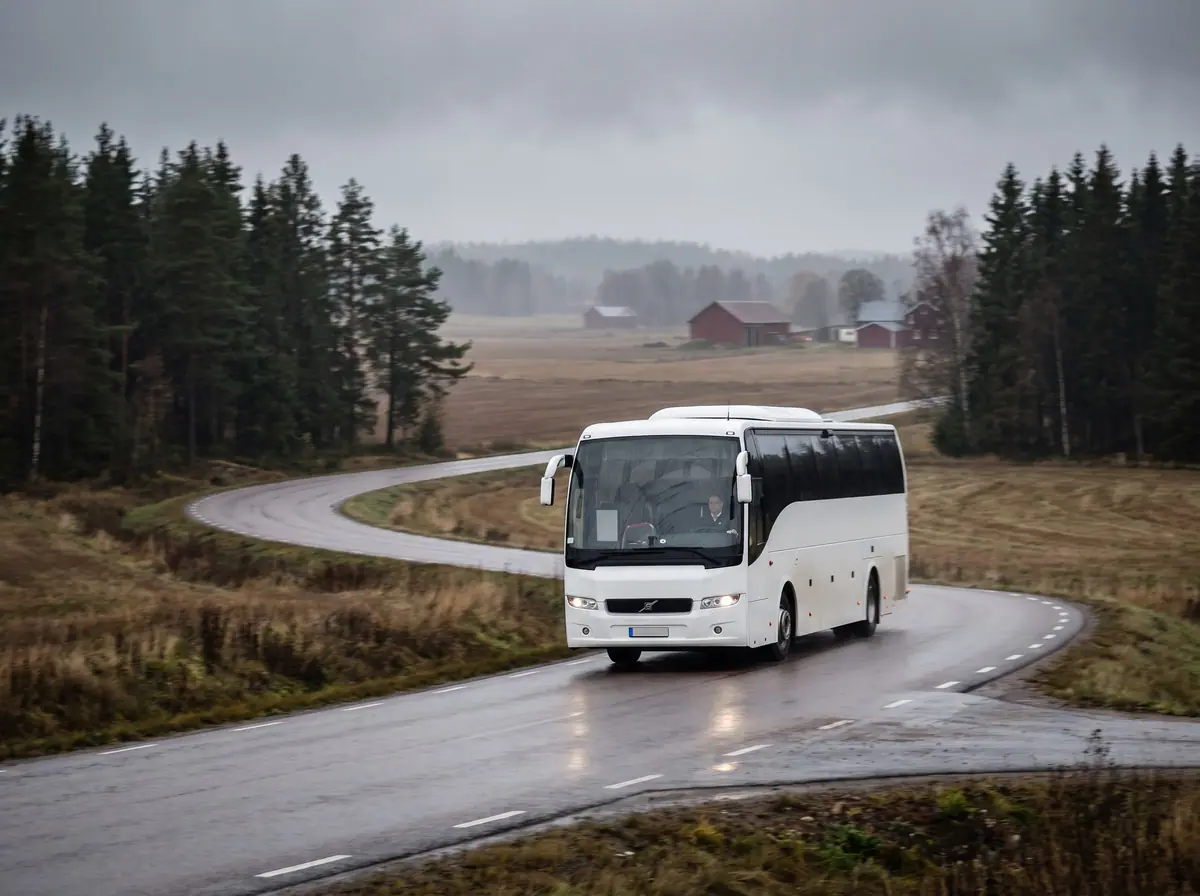 Illustration: långfärdsbuss på en landsväg genom svensk skog
