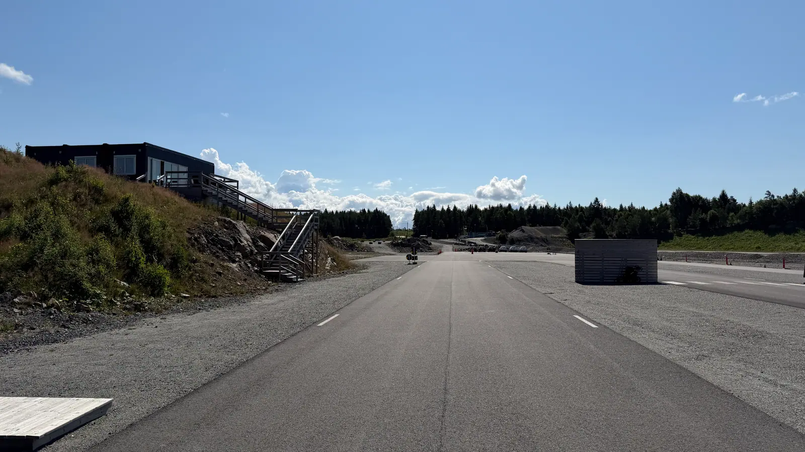 Den nyasfalterade banan i Härryda med huset i bakgrunden