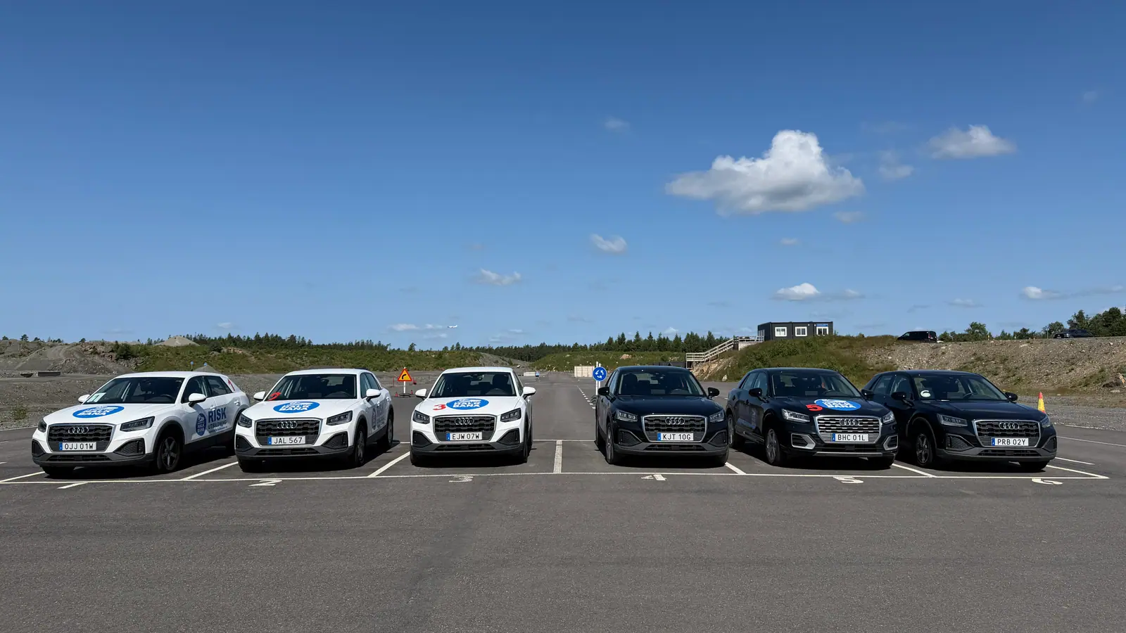 Fem utbildningsbilar uppställda på Landvetter Halkbana