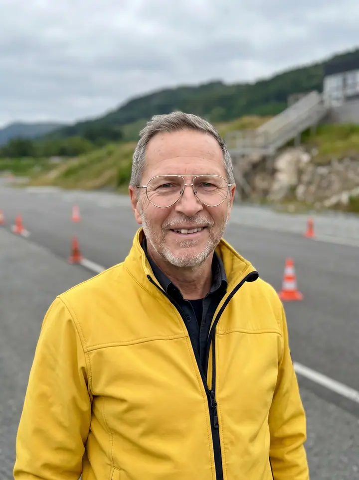 Eric Bokedal, utbildningsansvarig på Landvetter Halkbana (AI-genererad bild med hans foto som förlaga)