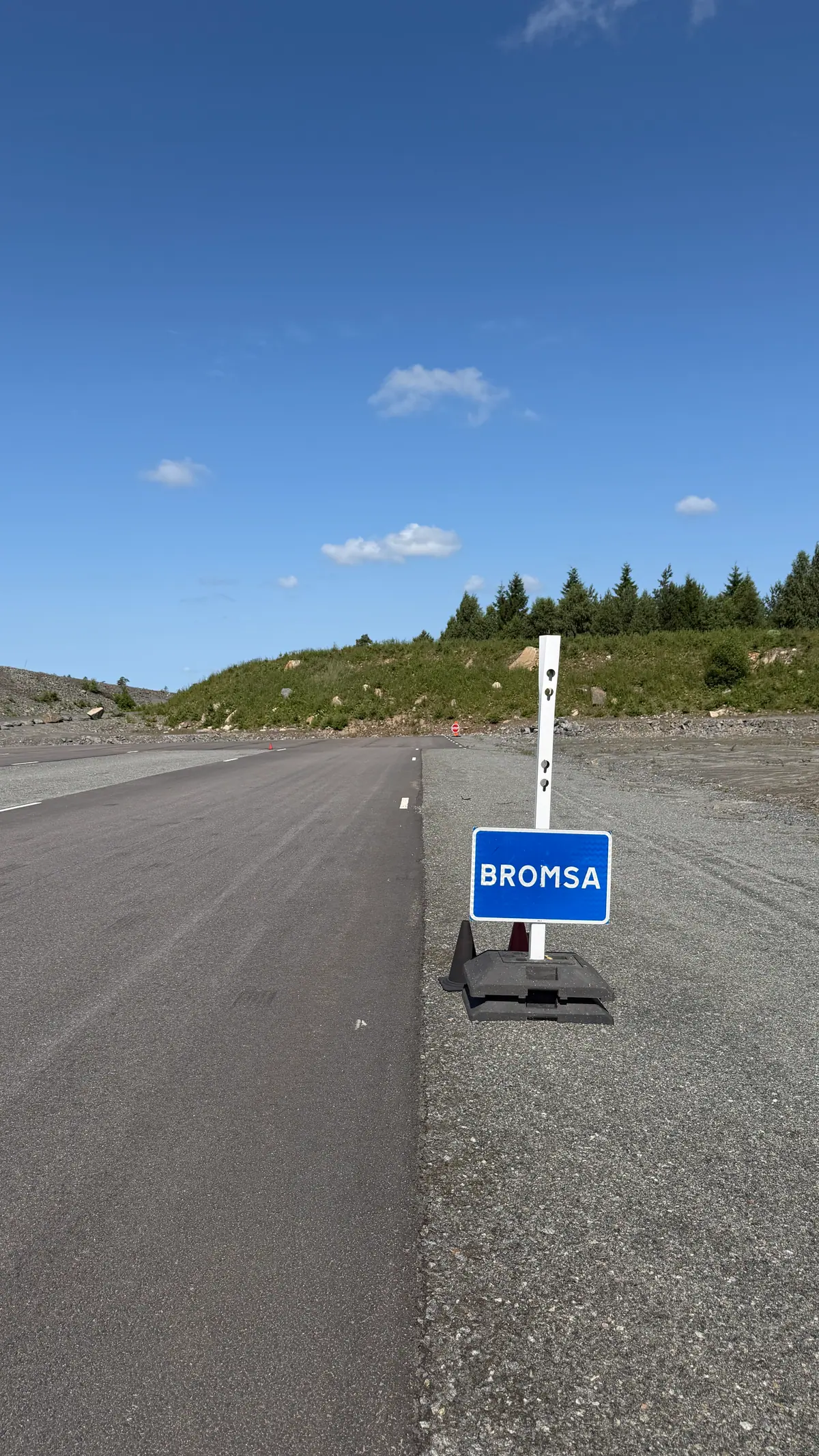 The Bromsa (brake) sign on the track