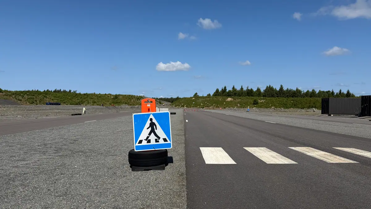 Skylt för övergångsställe på övningsbanan