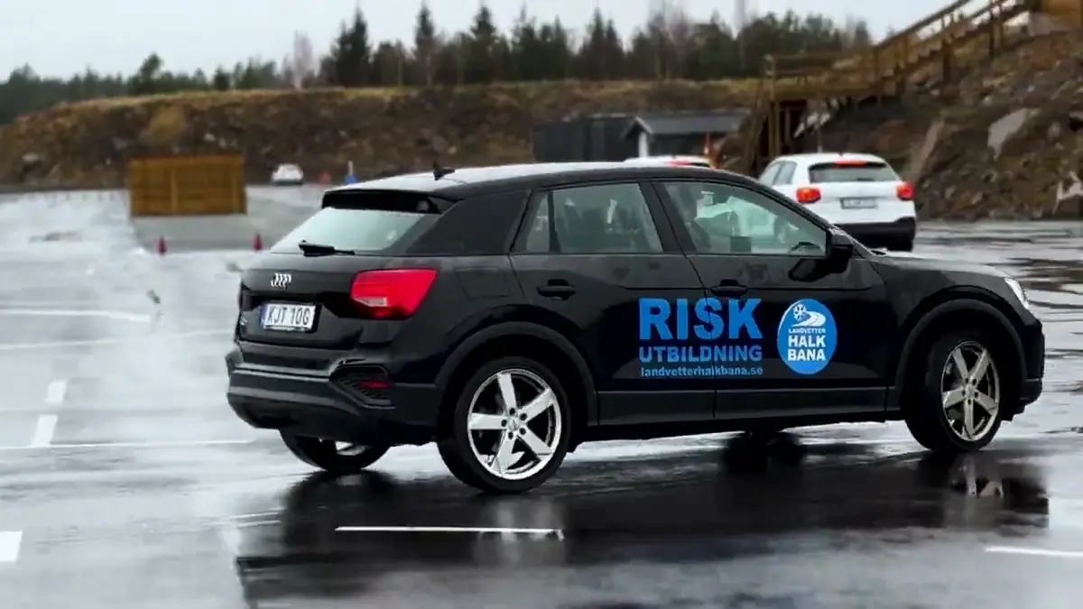 Mörk utbildningsbil med dekoren Risk Utbildning på banan i Landvetter, bild ur vår introduktionsfilm