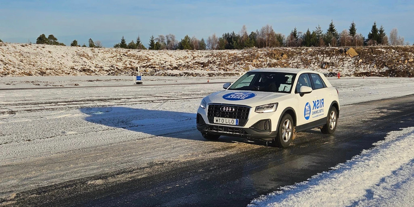 Bil som åker på en halkbana i Landvetter
